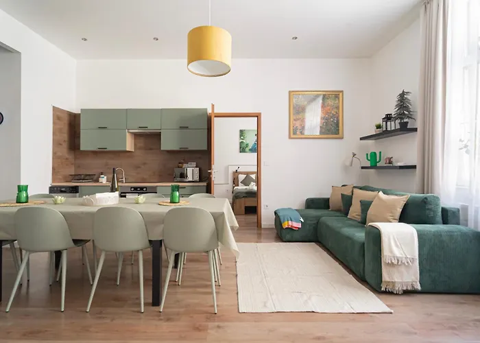Premium Central Apartment With 4 Bedrooms 3 Bathrooms At Synagogue
